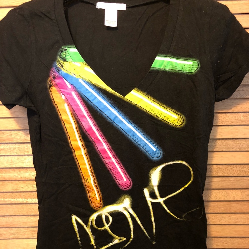 Women’s v-neck t-shirt.